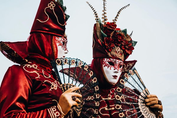 Comment découvrir les traditions du carnaval de Venise de manière authentique ?